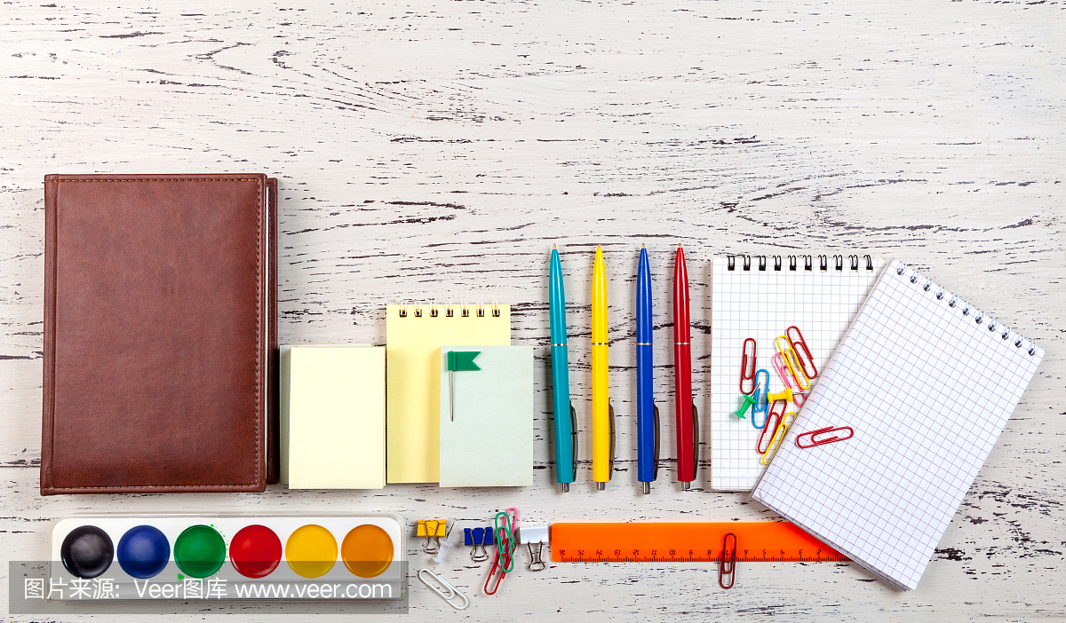 桌子與辦公用品。