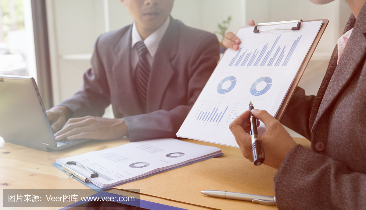 商務人員出席專業投資者的創業項目。財務經理會議和討論分析數據的圖表和圖表顯示的結果。企業財務和營銷理念