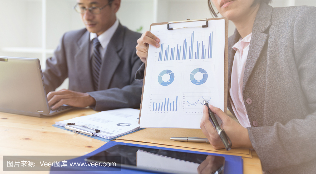 商務(wù)人員出席專業(yè)投資者的創(chuàng)業(yè)項(xiàng)目。財(cái)務(wù)經(jīng)理會議和討論分析數(shù)據(jù)的圖表和圖表顯示的結(jié)果。企業(yè)財(cái)務(wù)和營銷理念